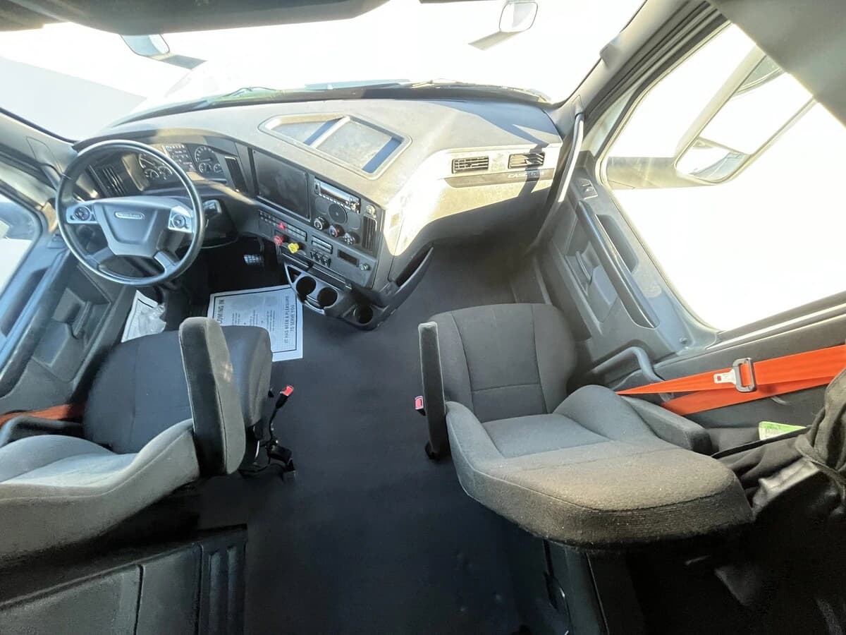 2023 Freightliner Cascadia — photo 27