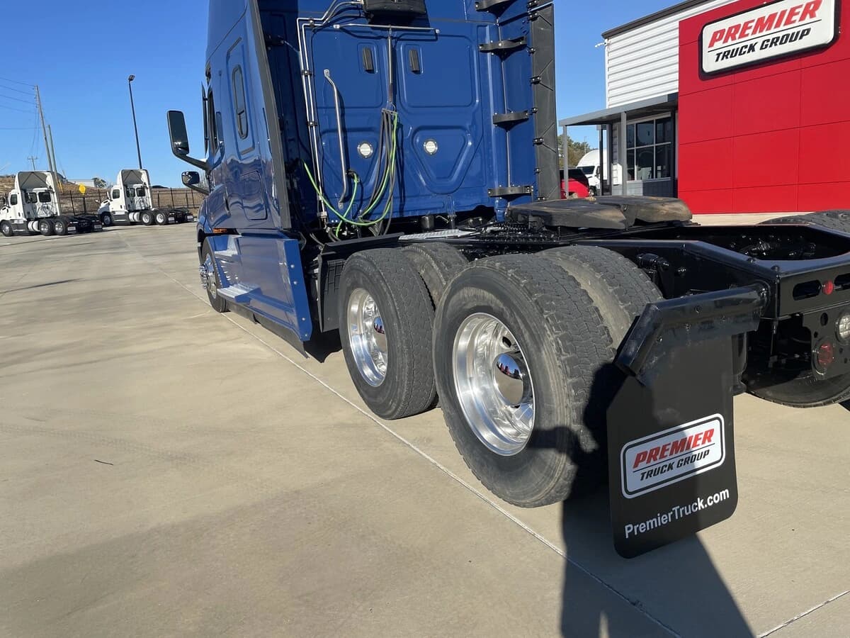 2023 Freightliner Cascadia — photo 11