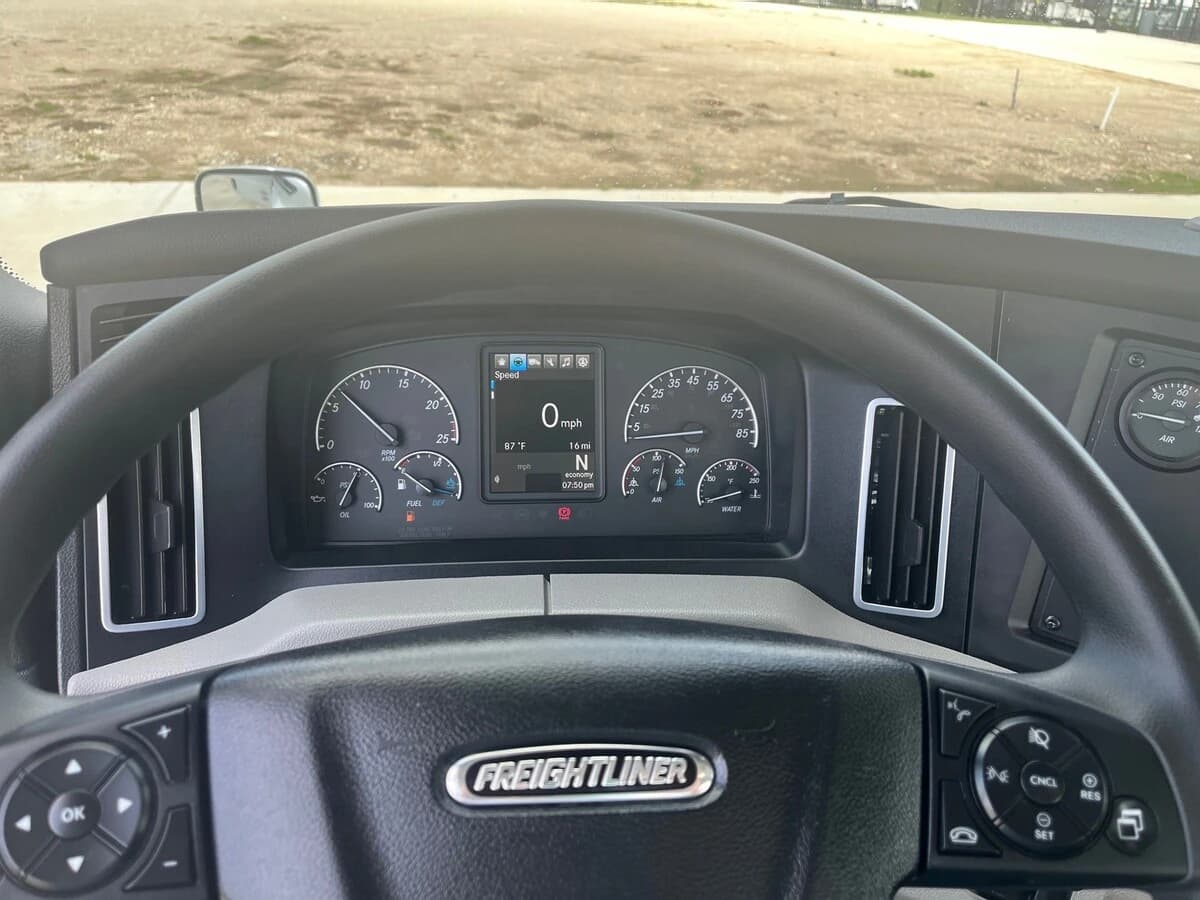 2027 Freightliner Cascadia — photo 11