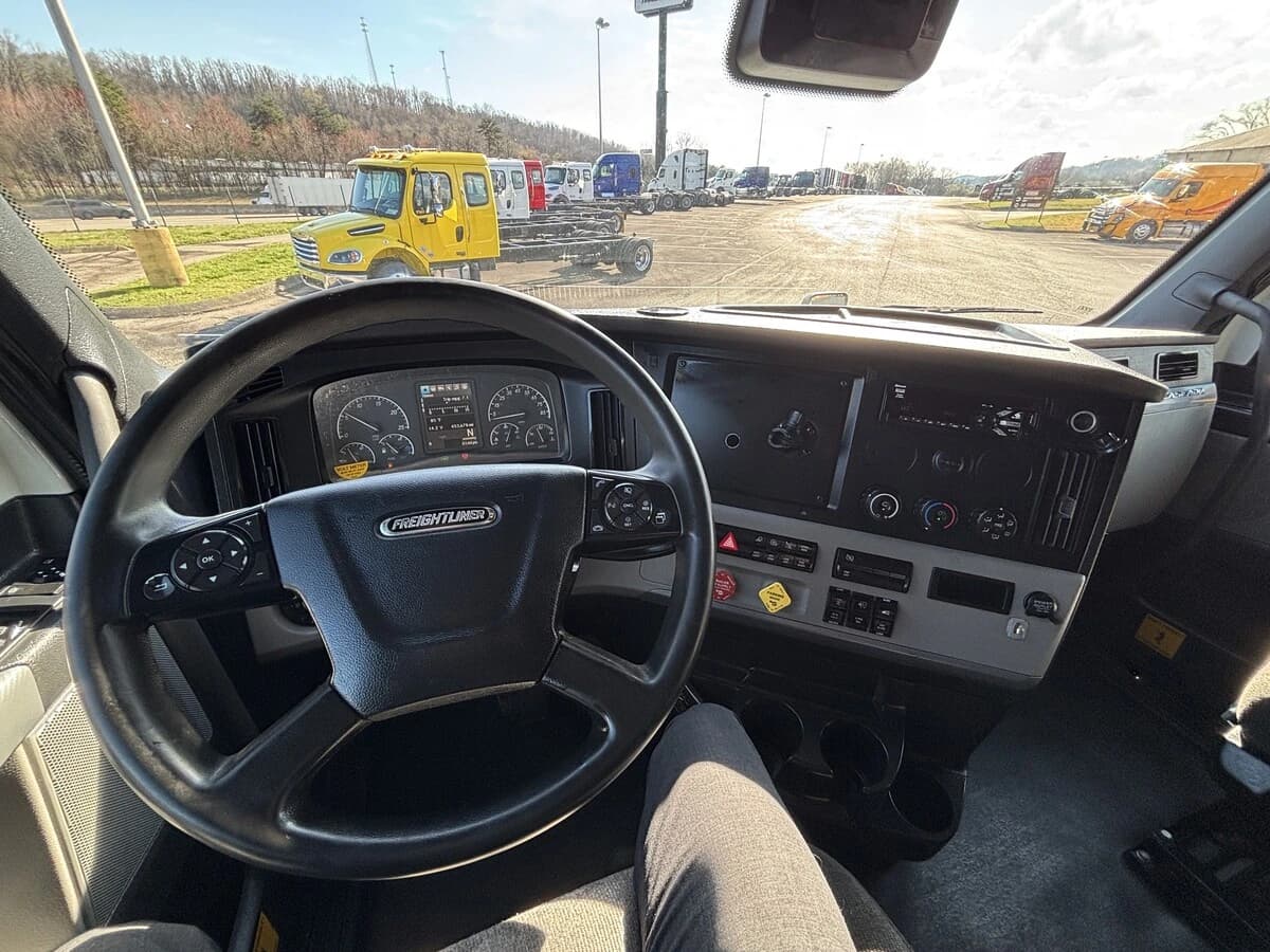 2021 Freightliner Cascadia — photo 16