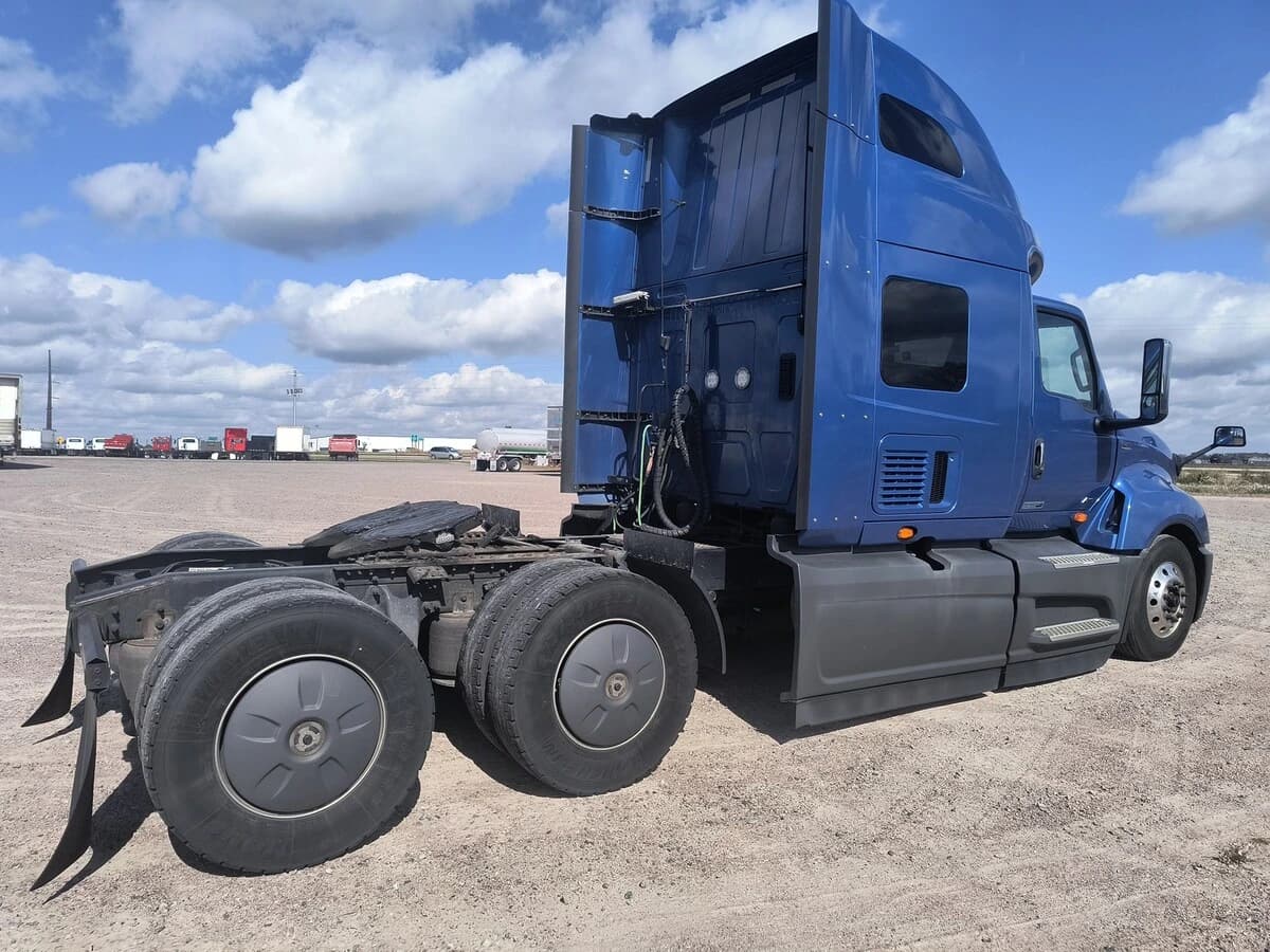 2021 International LT — photo 4