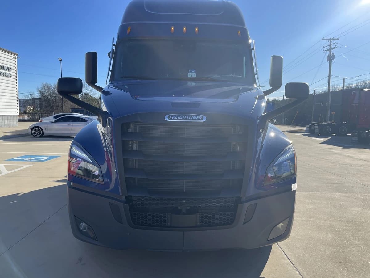 2023 Freightliner Cascadia — photo 2