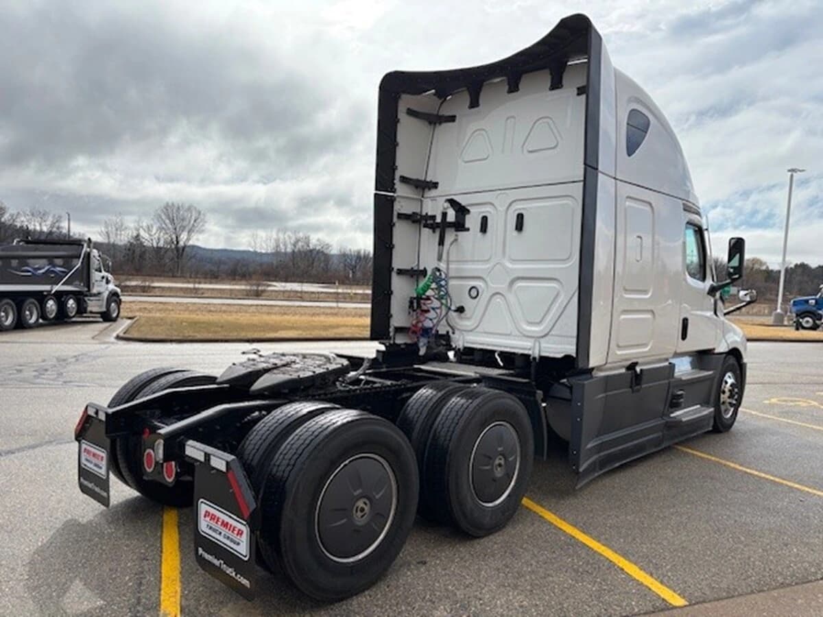 2026 Freightliner Cascadia — photo 5