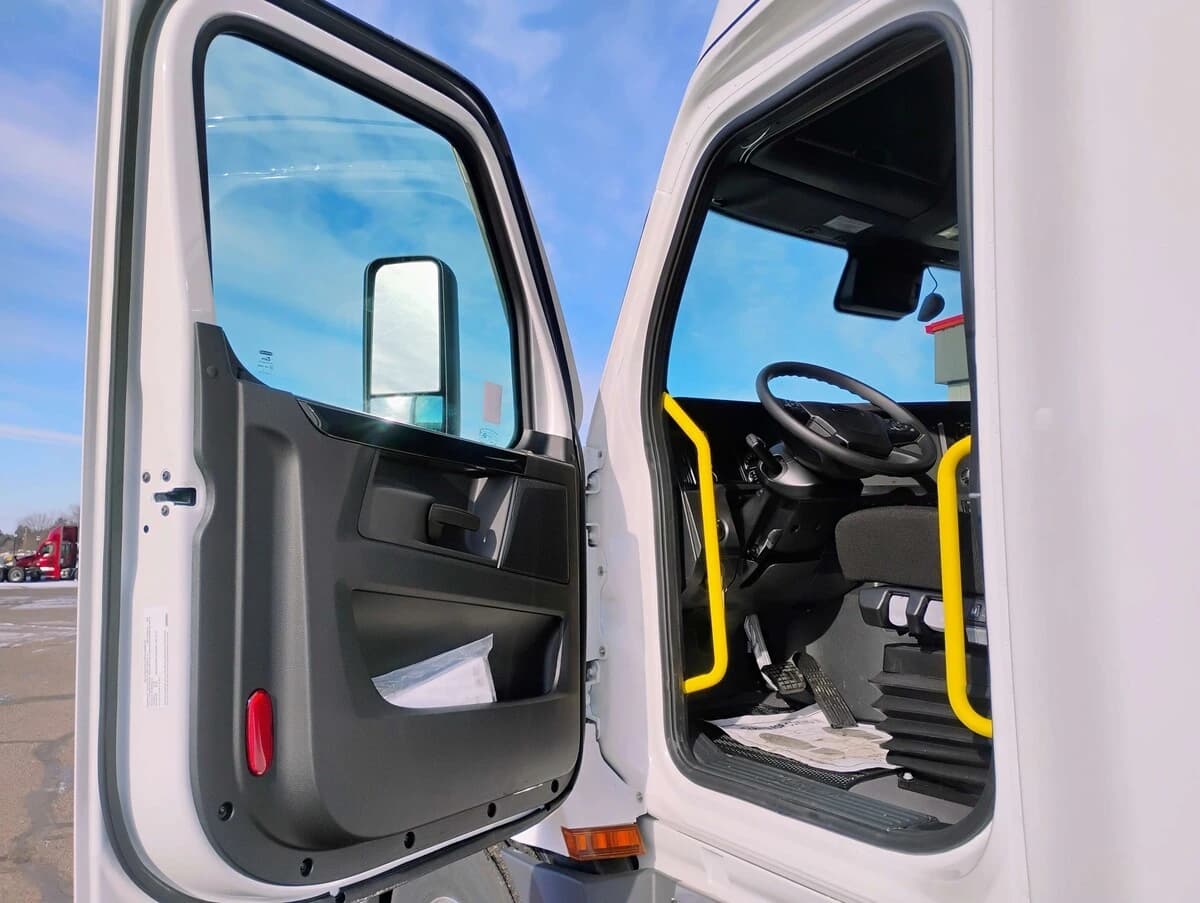 2026 Freightliner Cascadia — photo 16