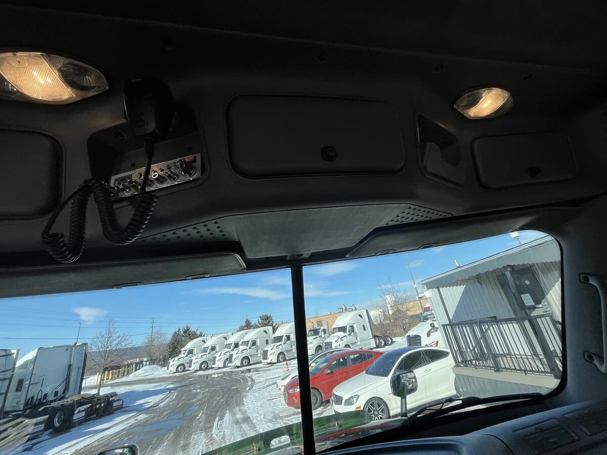 2012 Freightliner Cascadia — photo 34