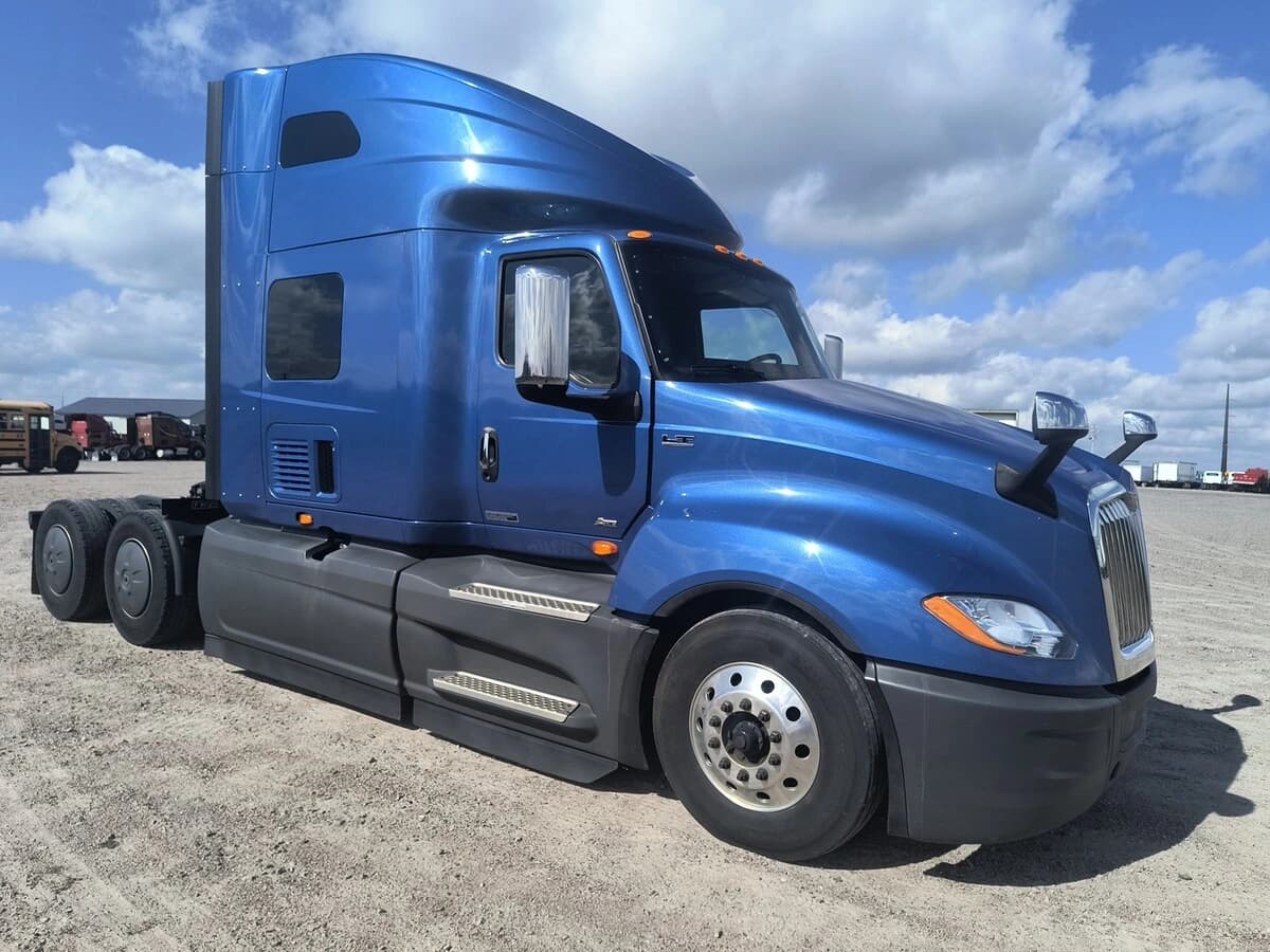 2021 International LT — photo 3