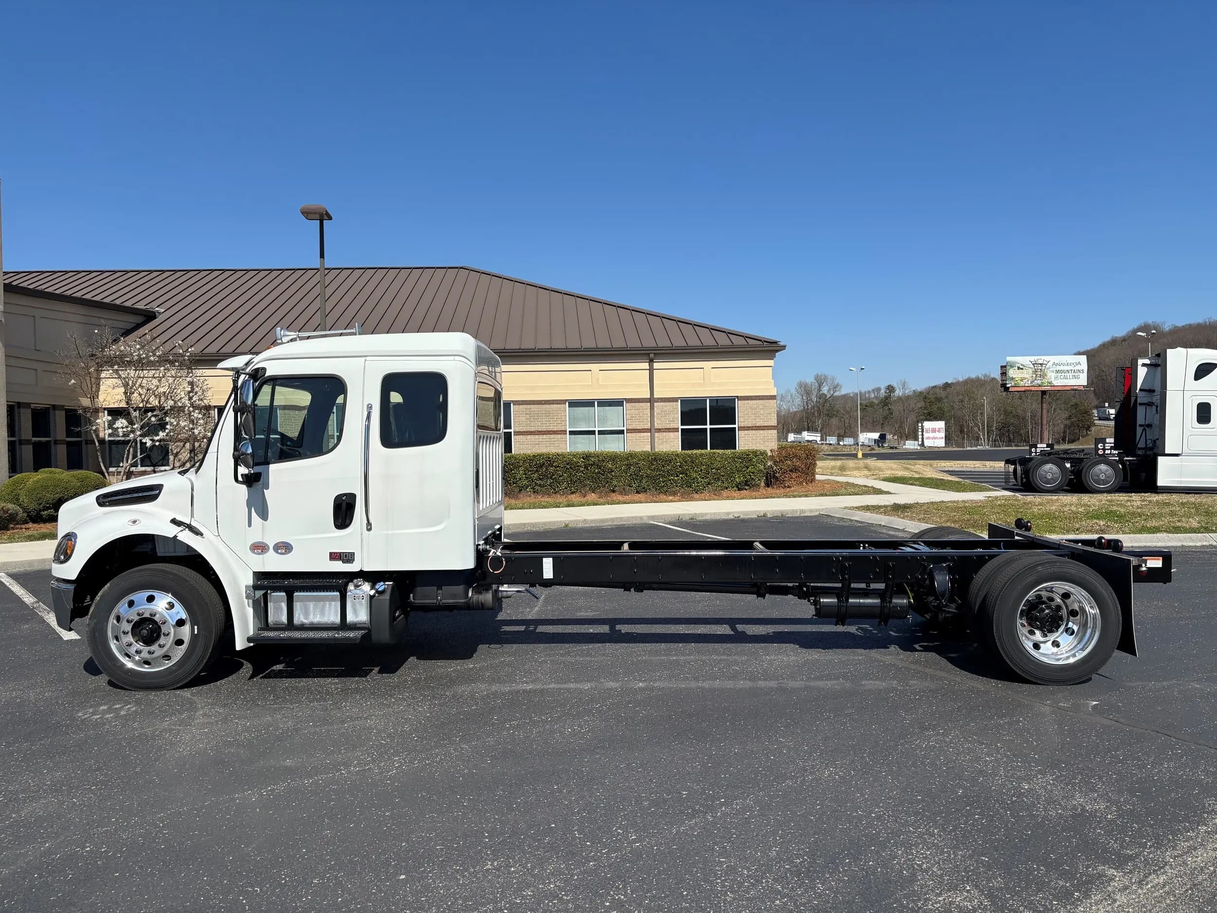 2025 Freightliner M2 106 — photo 8