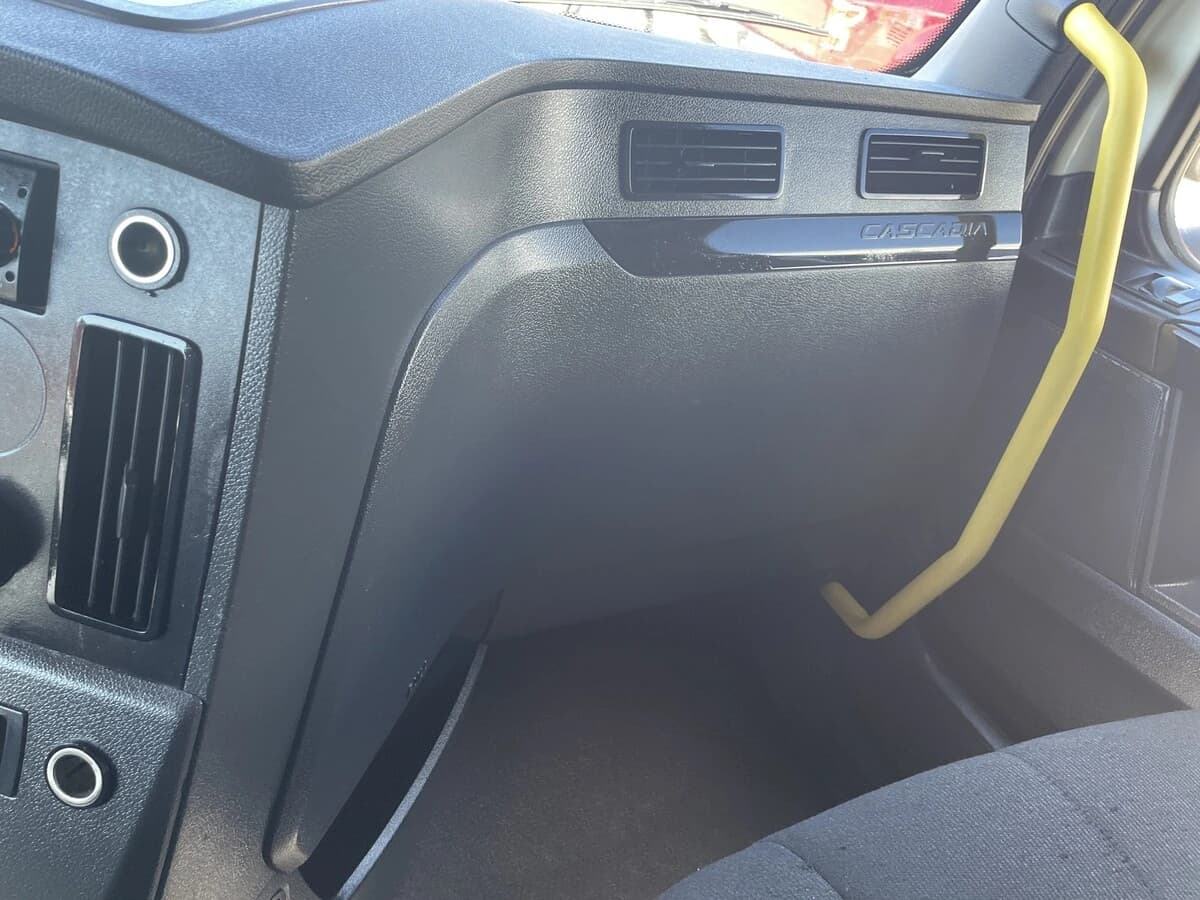 2024 Freightliner Cascadia — photo 25