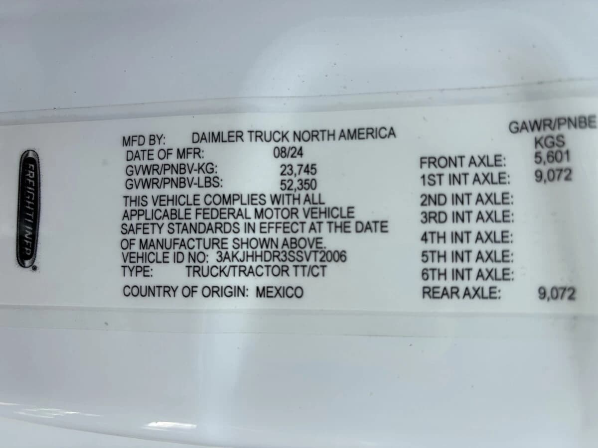 2025 Freightliner Cascadia — photo 3