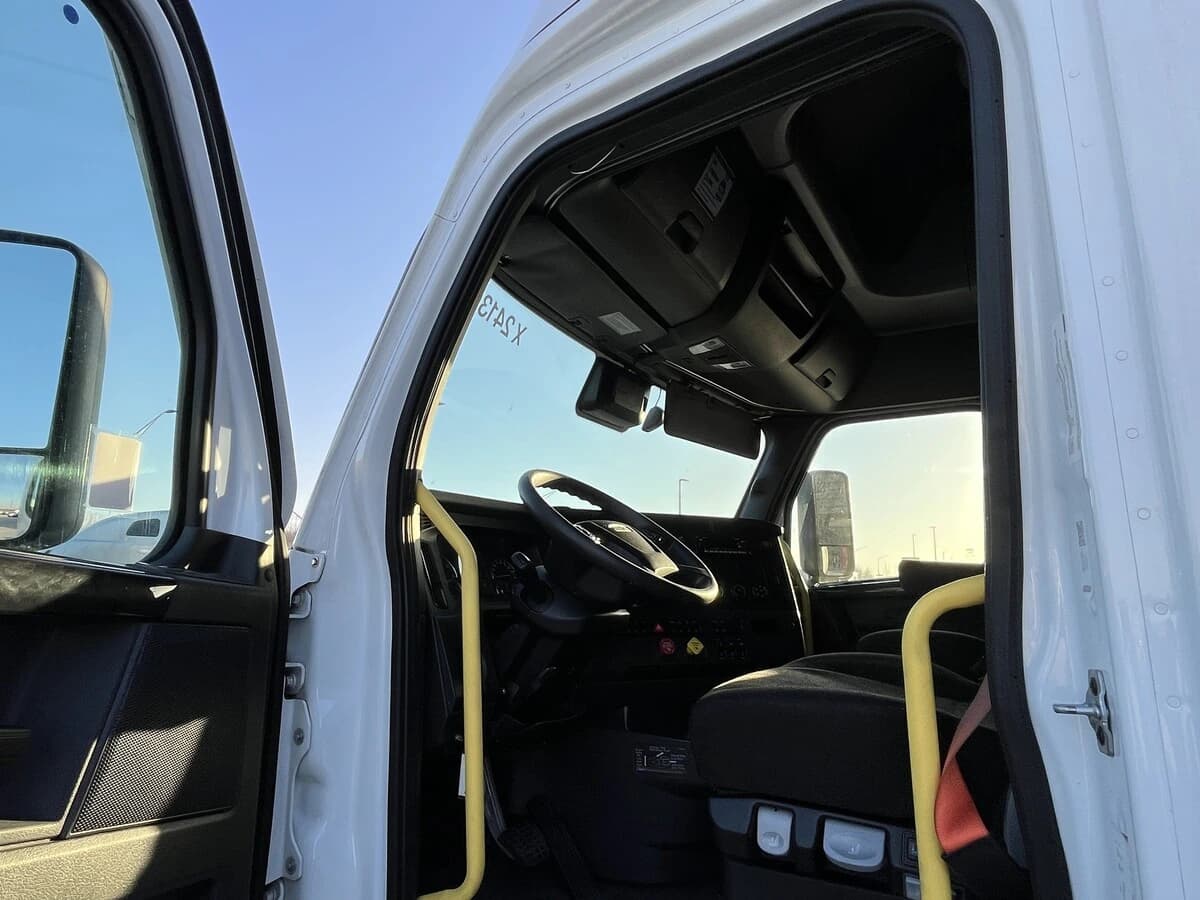 2024 Freightliner Cascadia — photo 26