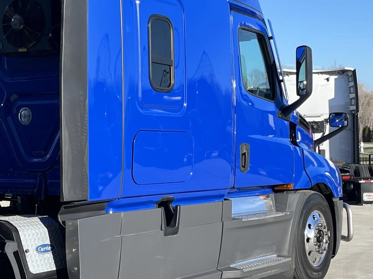 2022 Freightliner Cascadia — photo 14