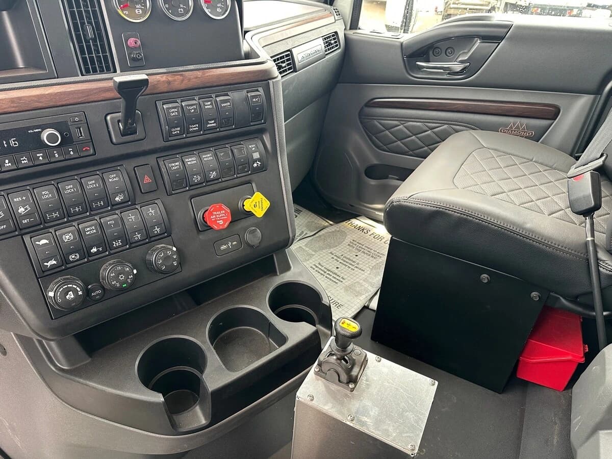 2026 International HX — photo 7