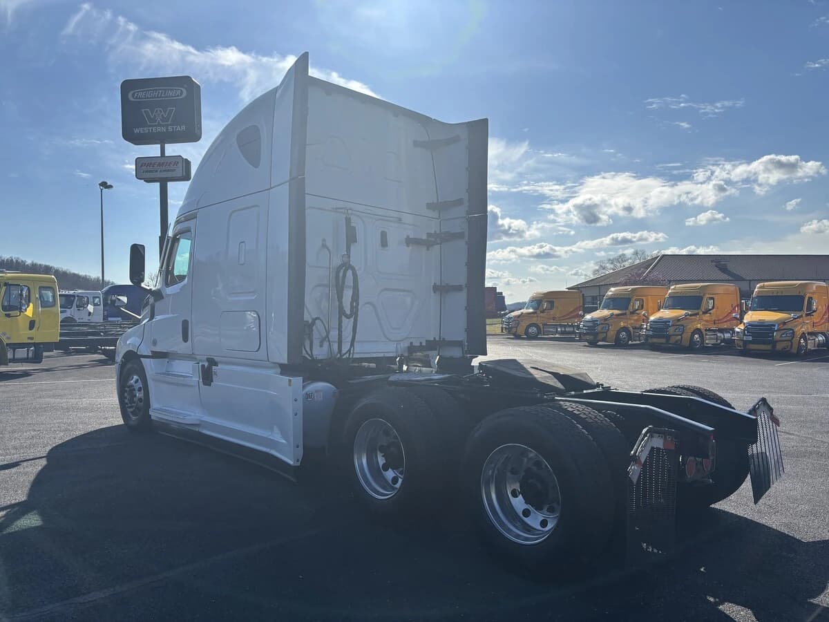 2021 Freightliner Cascadia — photo 5
