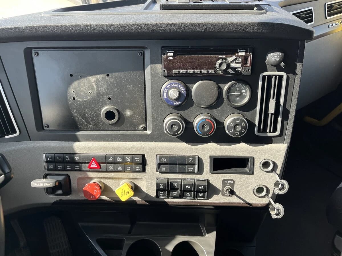 2021 Freightliner Cascadia — photo 2