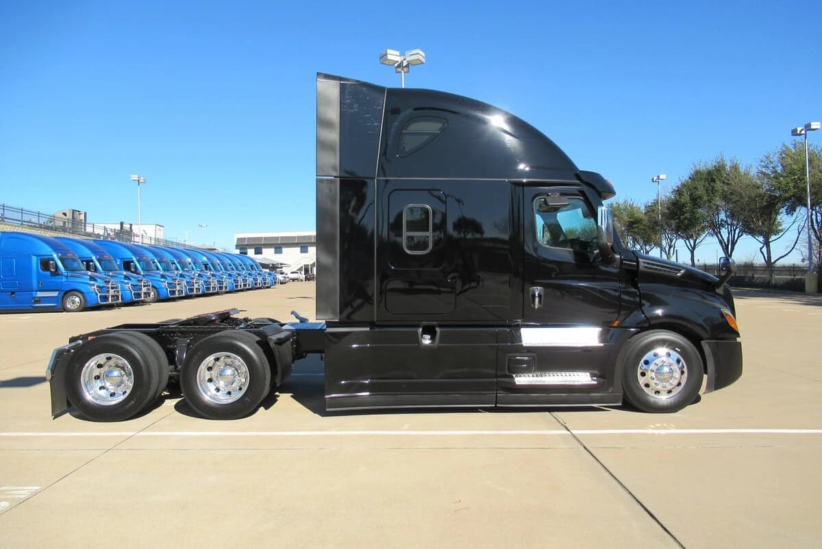 2025 Freightliner Cascadia — photo 5