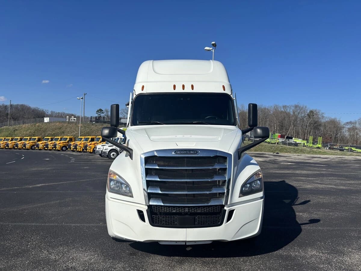 2021 Freightliner Cascadia — photo 2