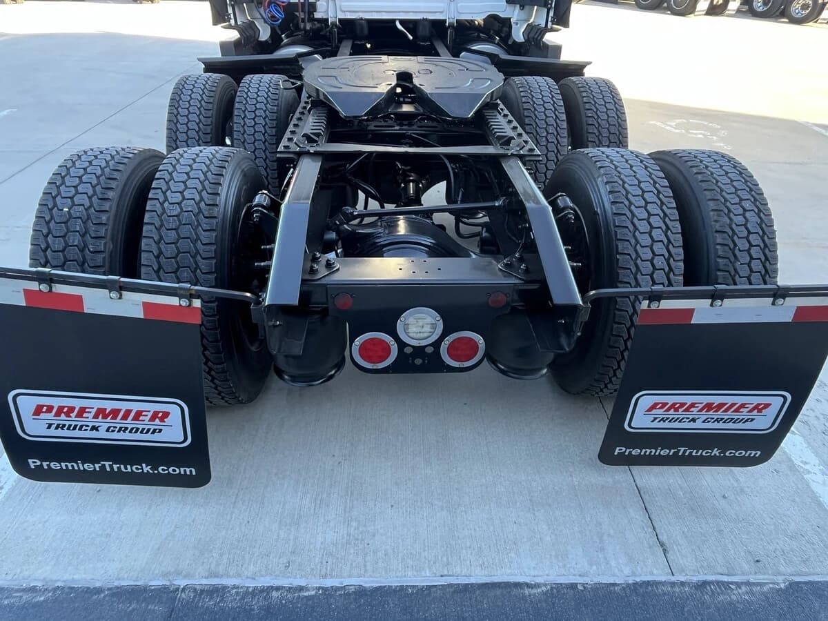 2023 Freightliner Cascadia — photo 4