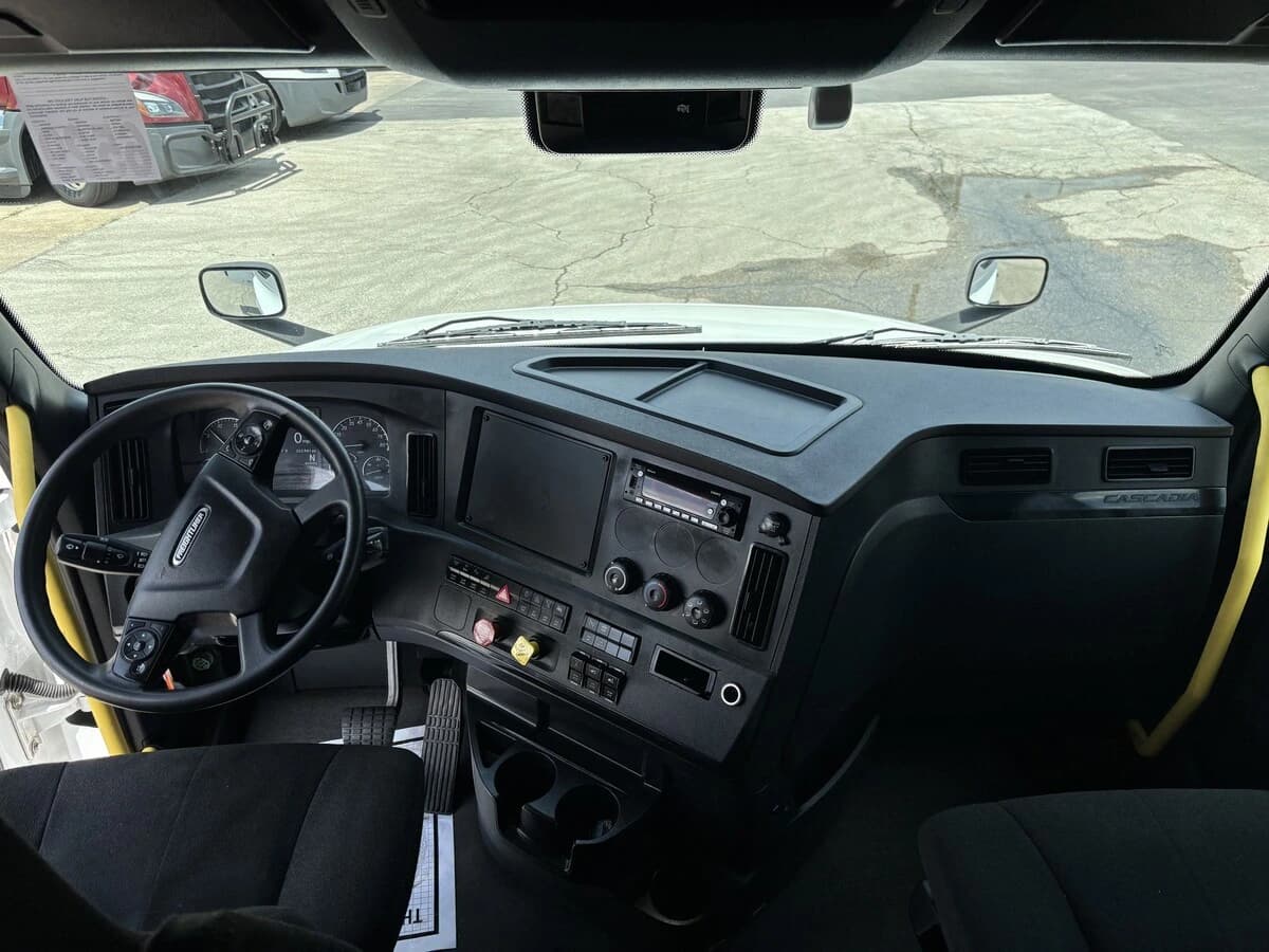 2025 Freightliner Cascadia — photo 11