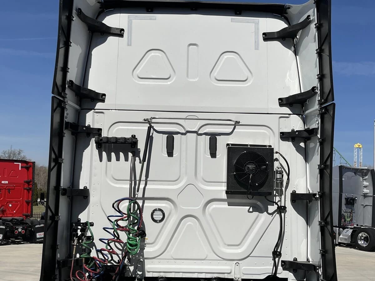 2023 Freightliner Cascadia — photo 15