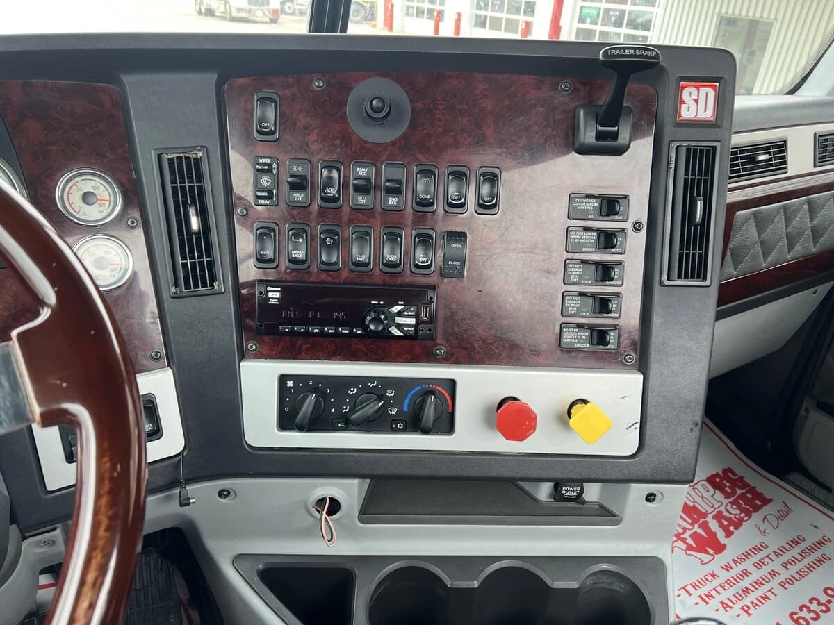 2019 Freightliner 122SD — photo 8