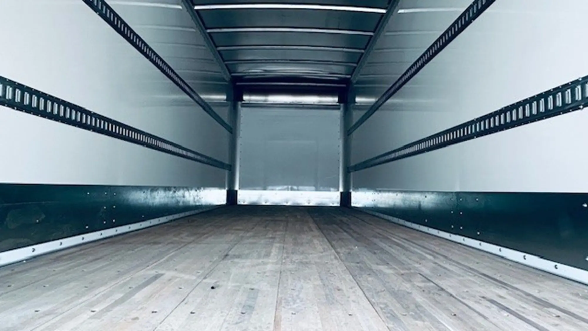 2025 Isuzu FTR — photo 5