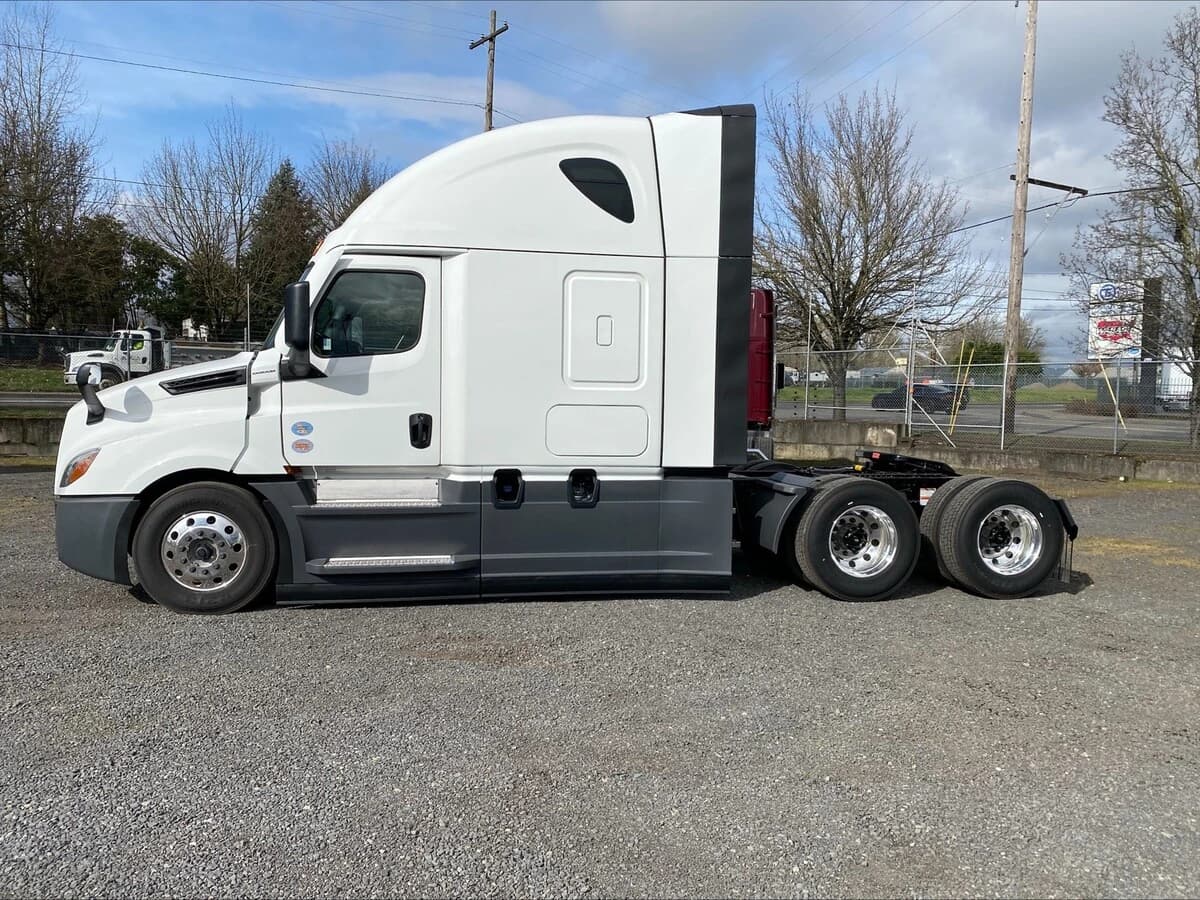 2026 Freightliner Cascadia — photo 2