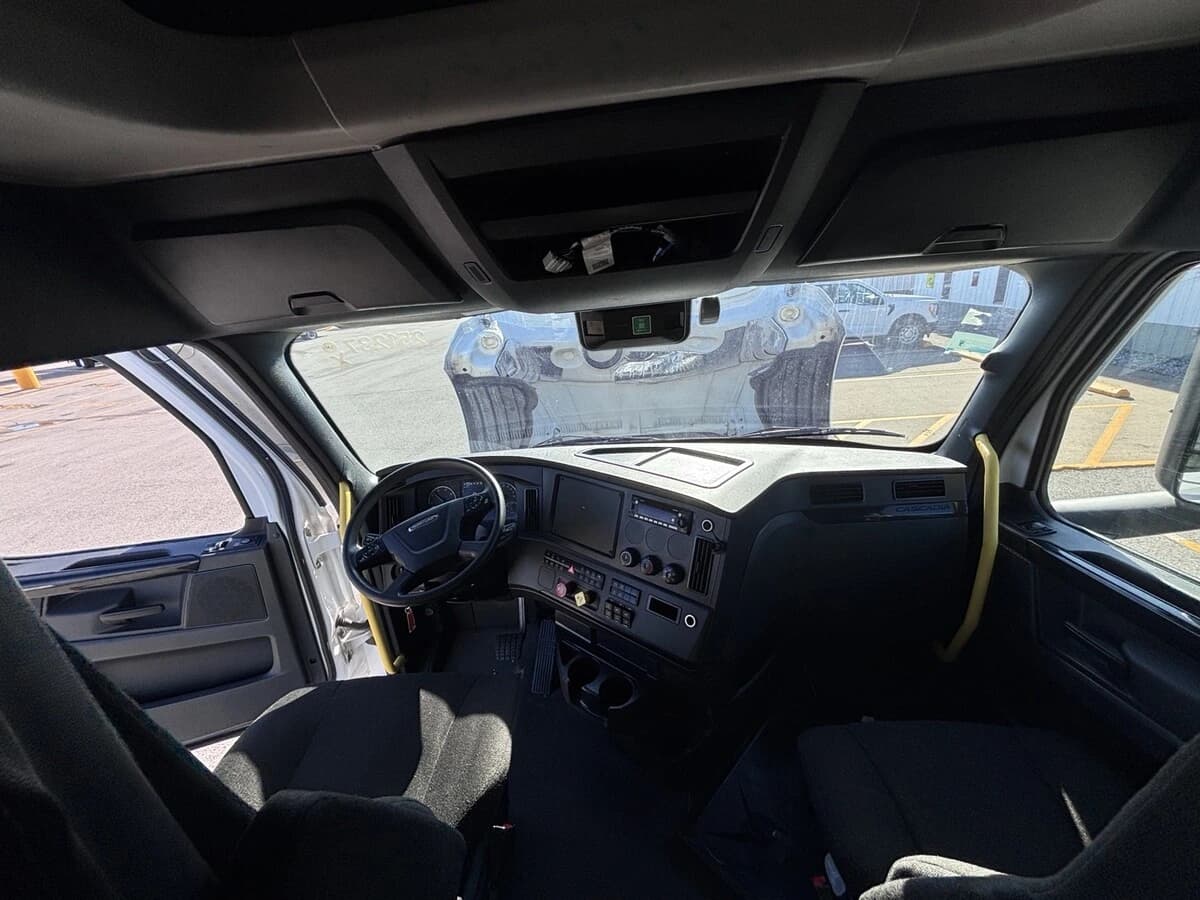 2025 Freightliner Cascadia — photo 12