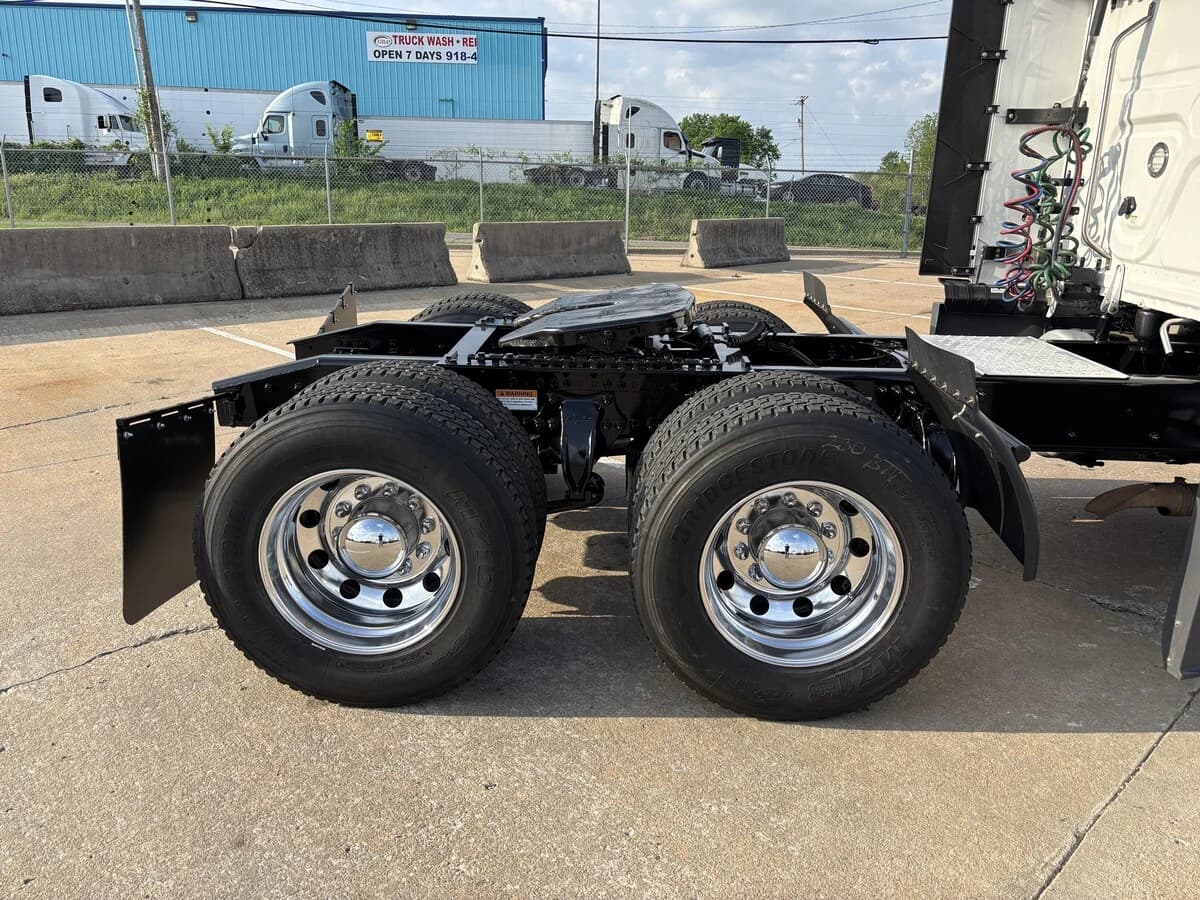 2024 Freightliner Cascadia — photo 6