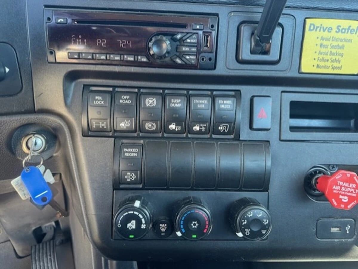 2018 International LT — photo 7