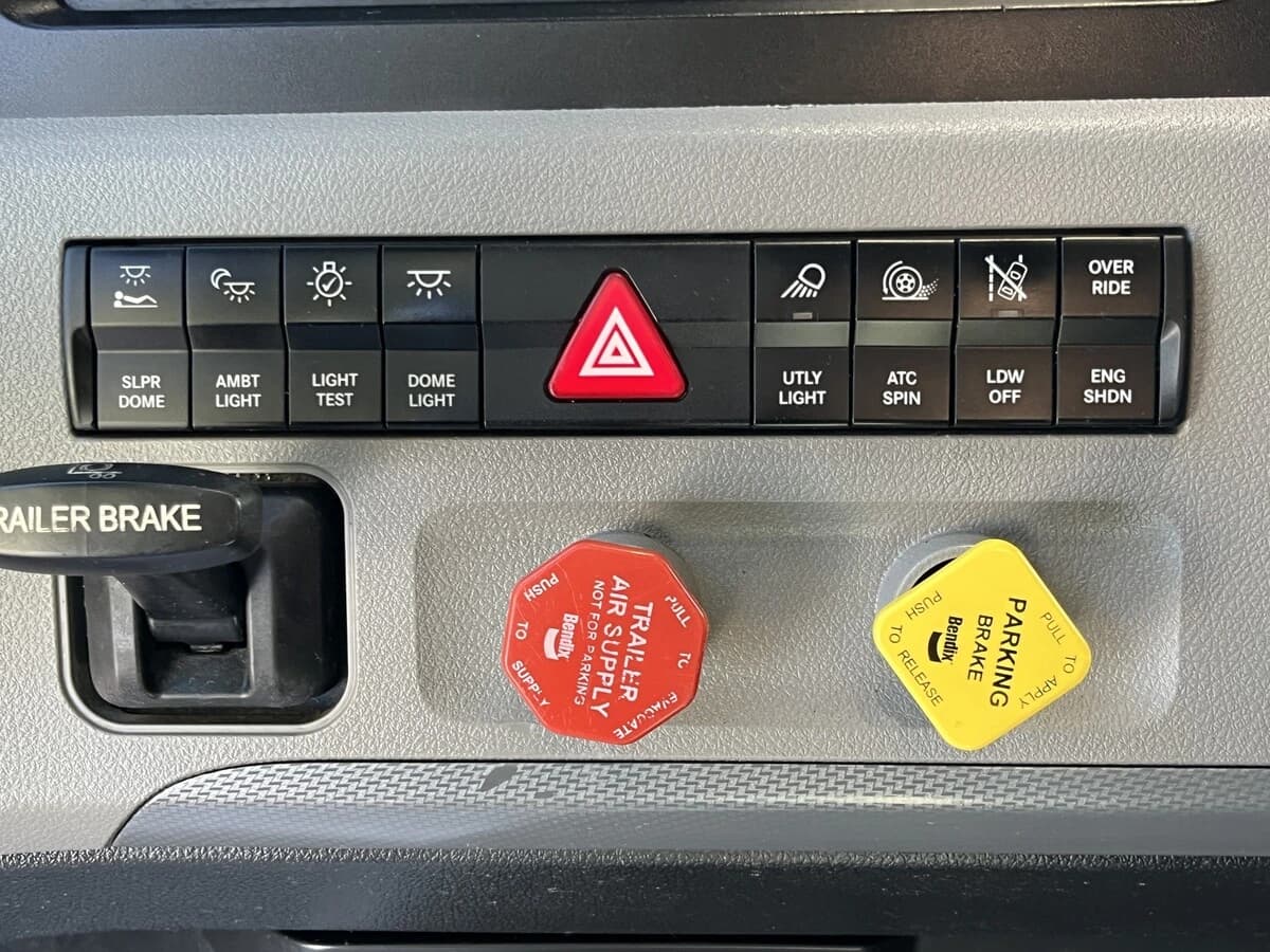 2022 Freightliner Cascadia — photo 27