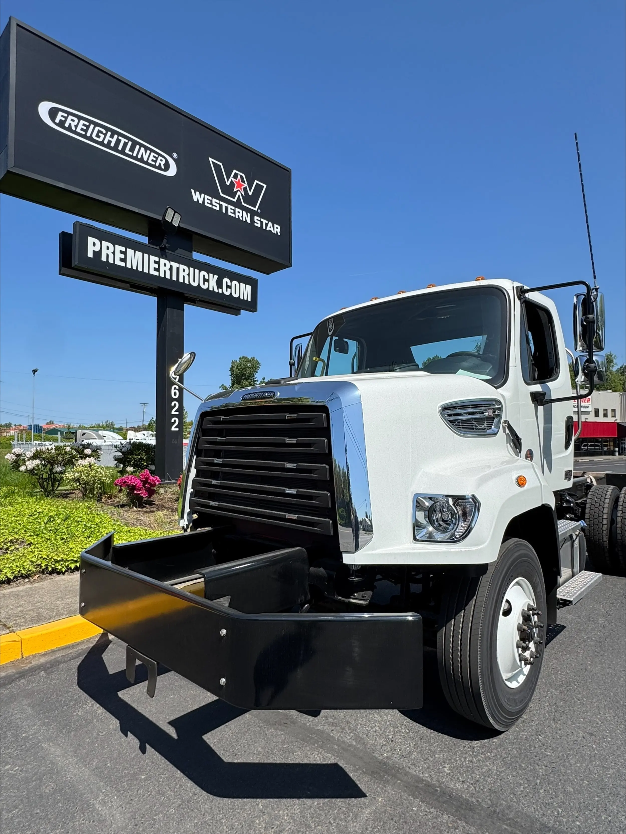 2025 Freightliner 108SD — photo 2