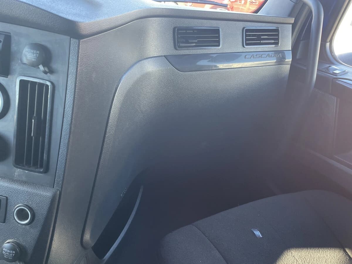 2023 Freightliner Cascadia — photo 25