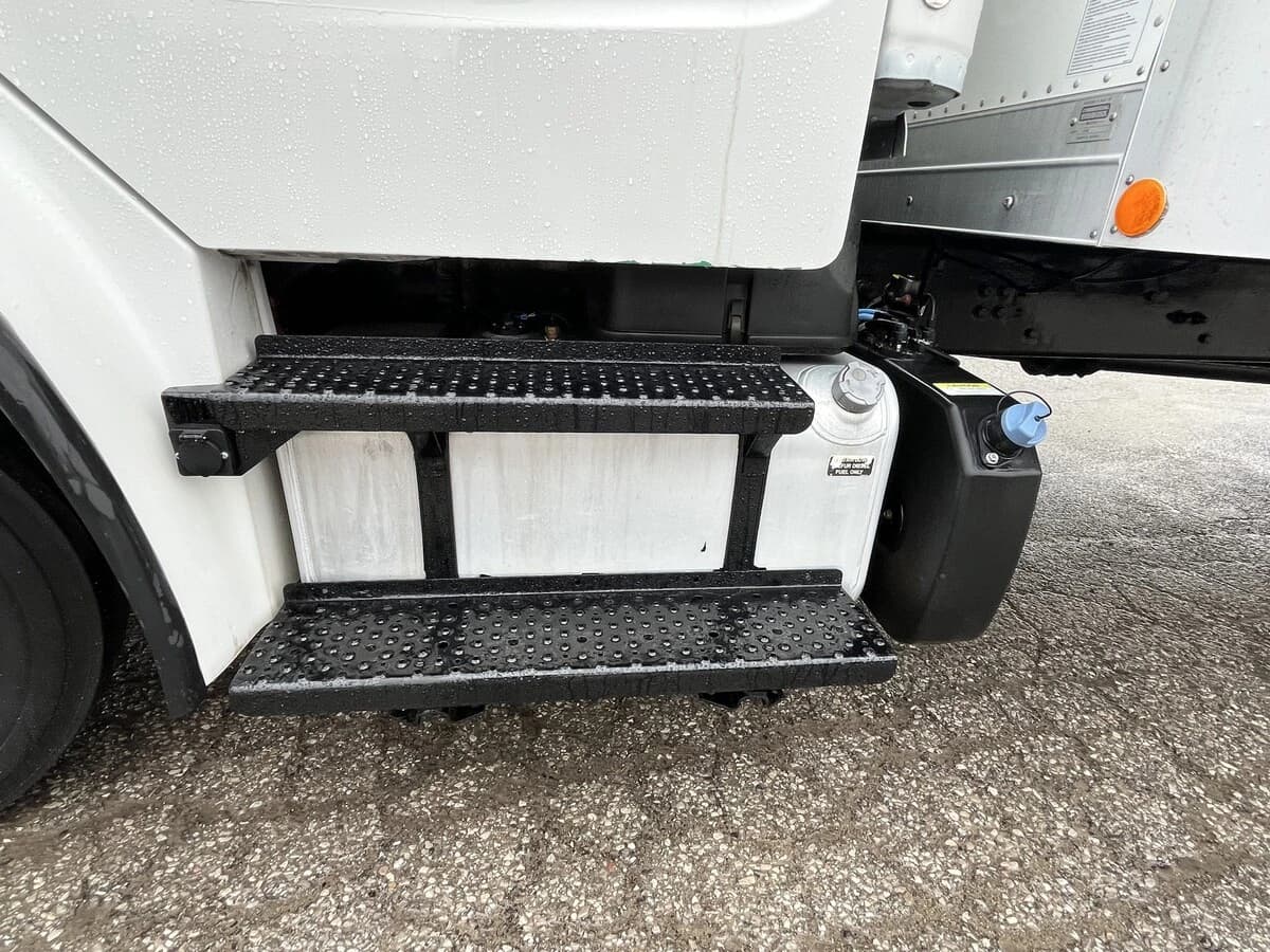 2017 Freightliner M2 106 — photo 17