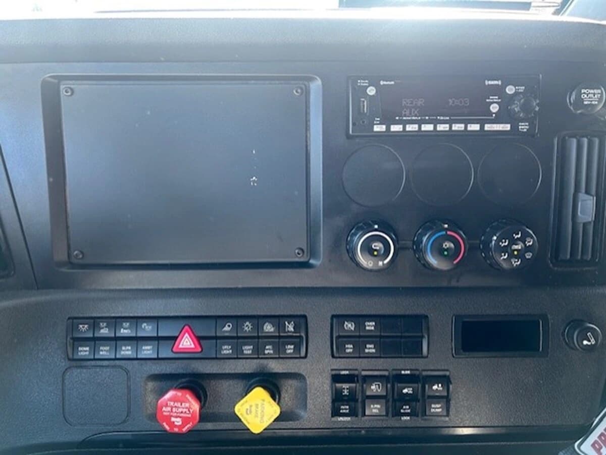 2025 Freightliner Cascadia — photo 22