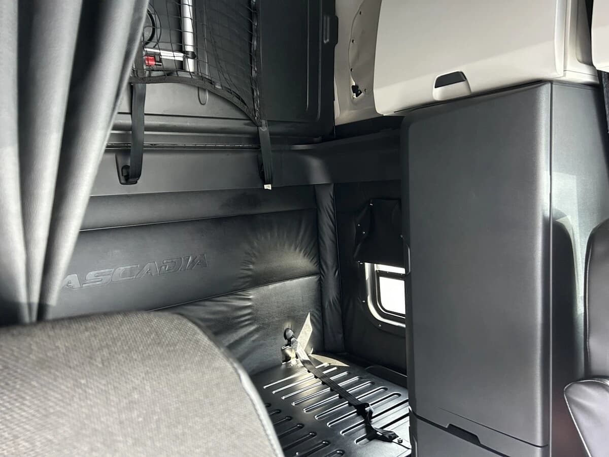 2023 Freightliner Cascadia — photo 7