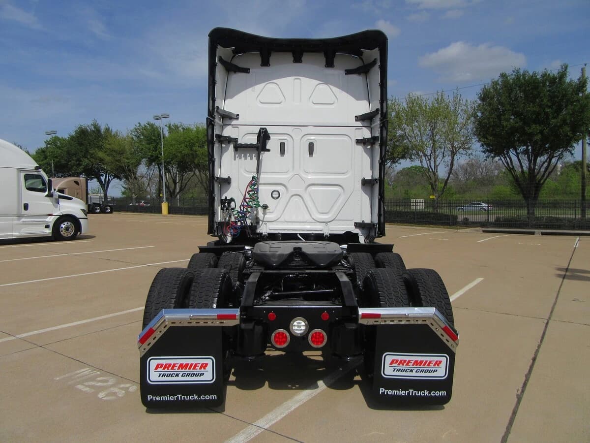 2025 Freightliner Cascadia — photo 8