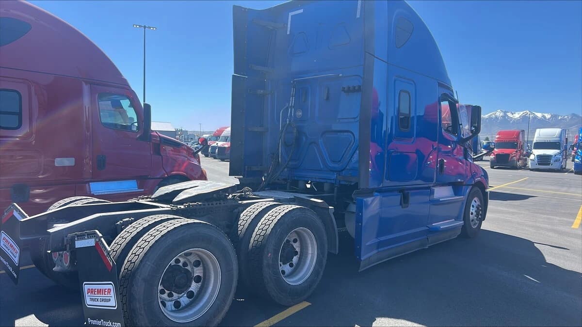 2022 Freightliner Cascadia — photo 4