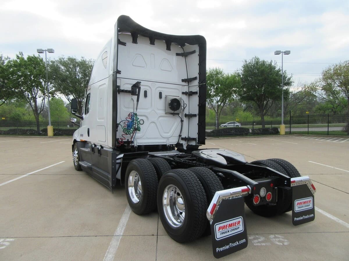 2025 Freightliner Cascadia — photo 3