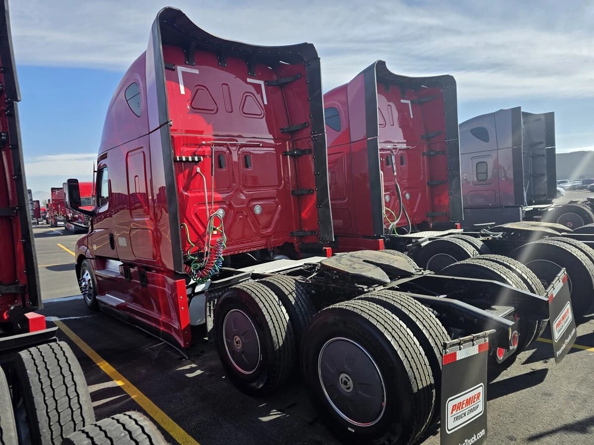 2022 Freightliner Cascadia — photo 5