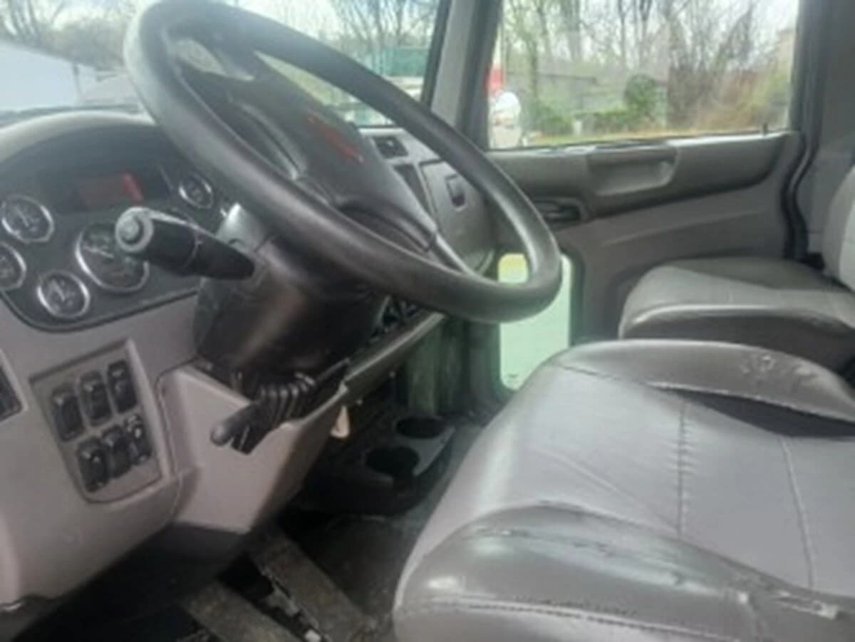 2020 Peterbilt 337 — photo 7