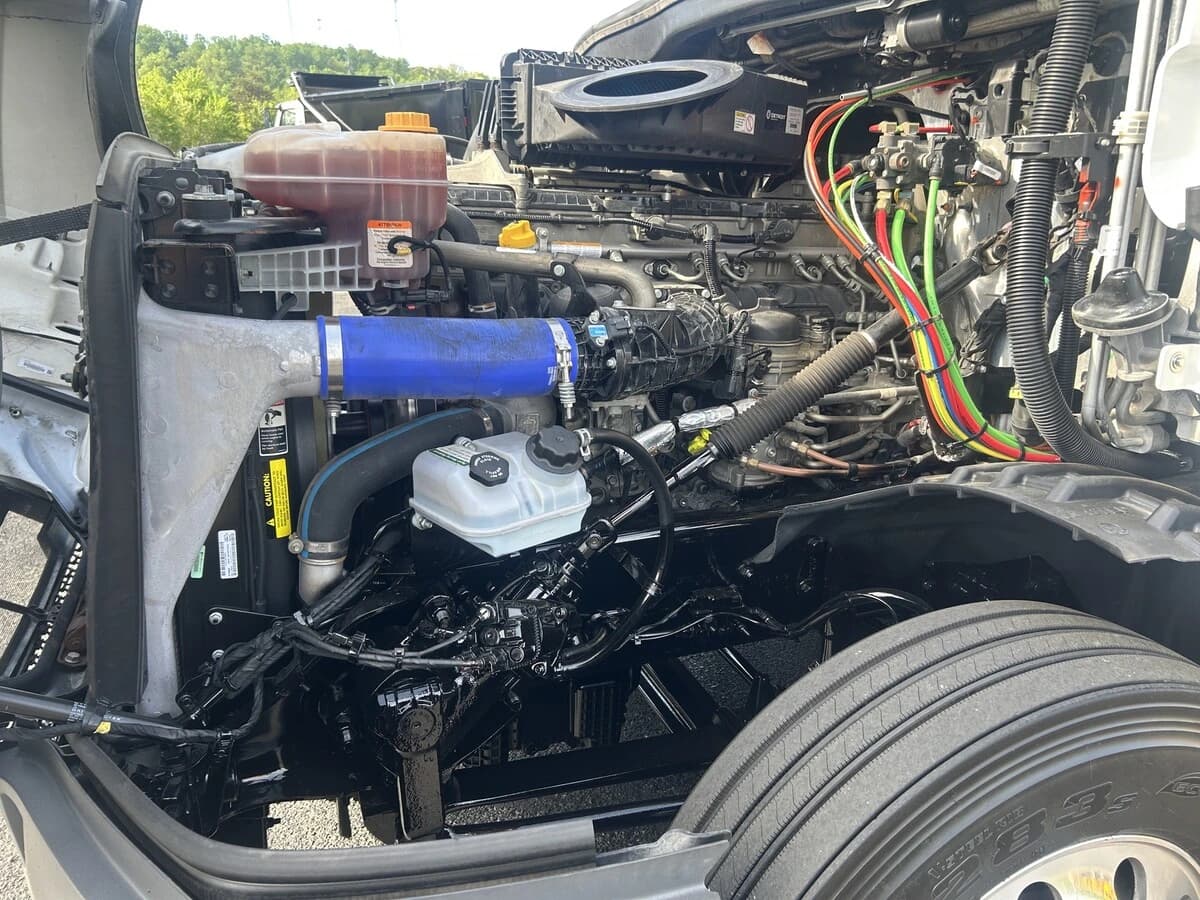 2025 Freightliner Cascadia — photo 10