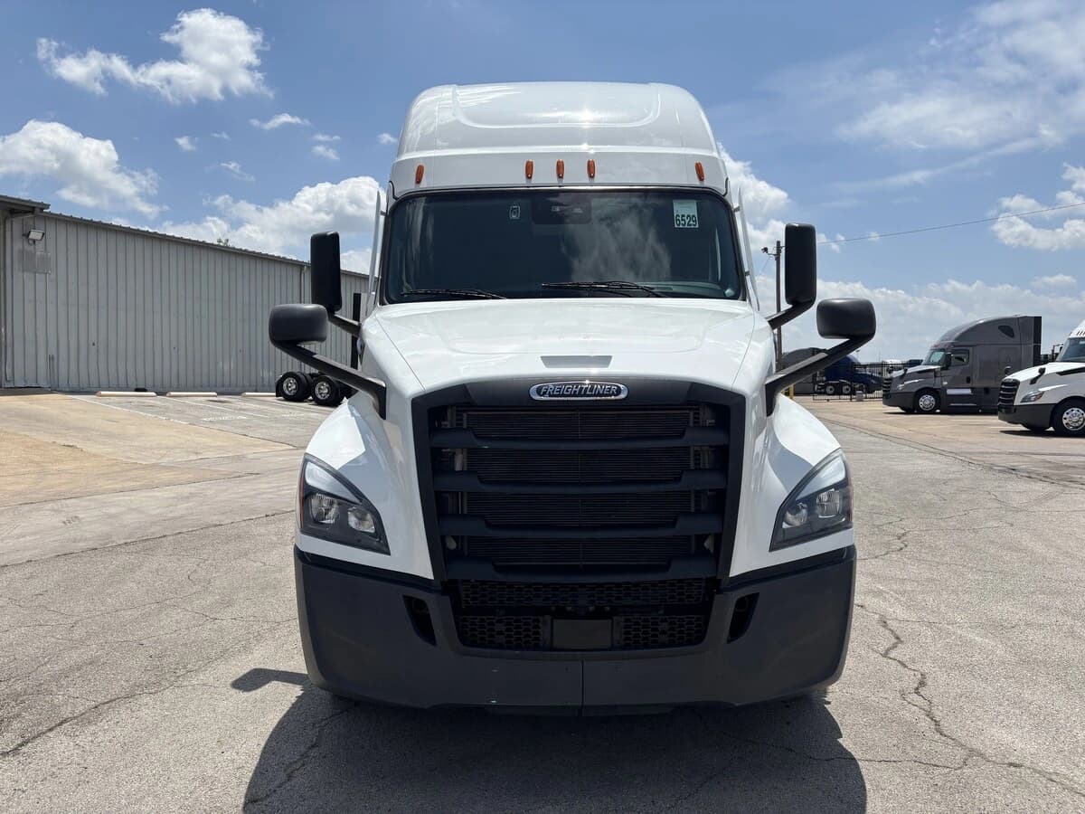 2025 Freightliner Cascadia — photo 2