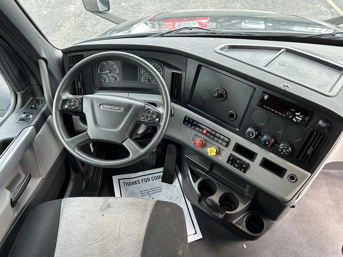 2021 Freightliner Cascadia — photo 6
