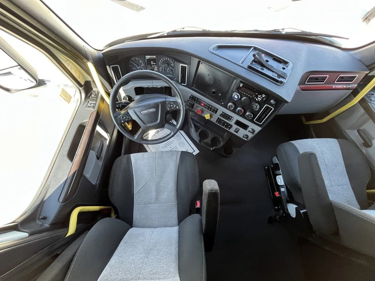 2021 Freightliner Cascadia — photo 35