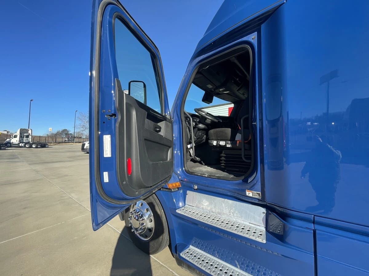 2023 Freightliner Cascadia — photo 15