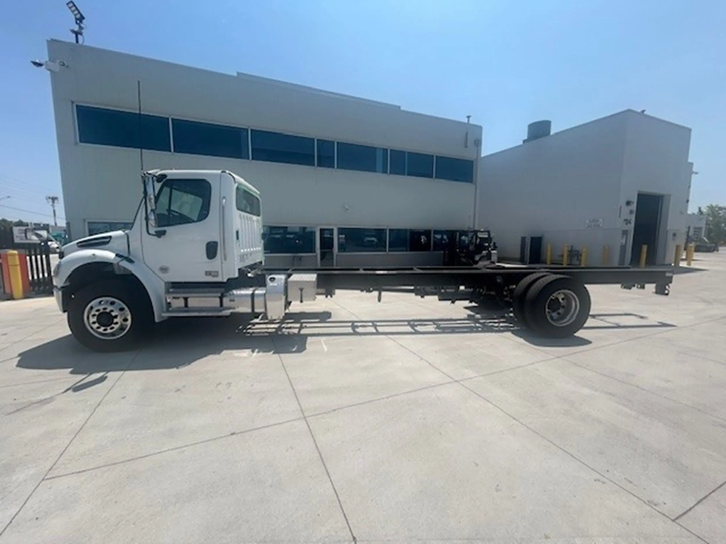 2026 Freightliner M2 106 — photo 4