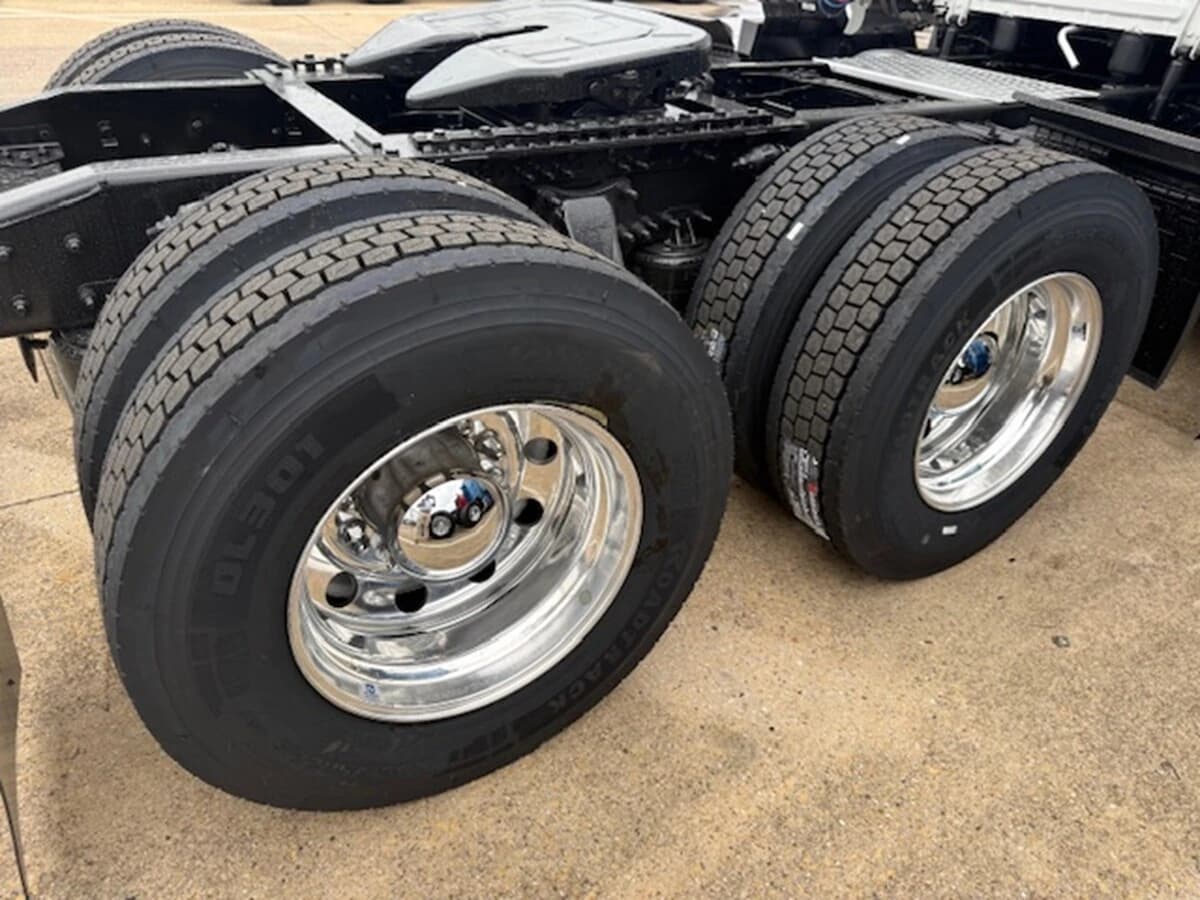 2025 Freightliner Cascadia — photo 11