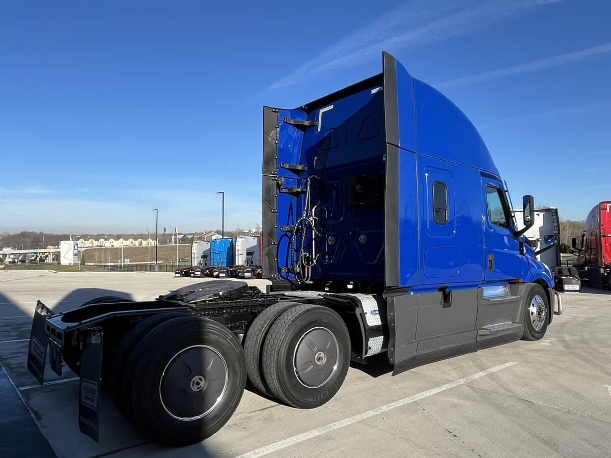 2022 Freightliner Cascadia — photo 13