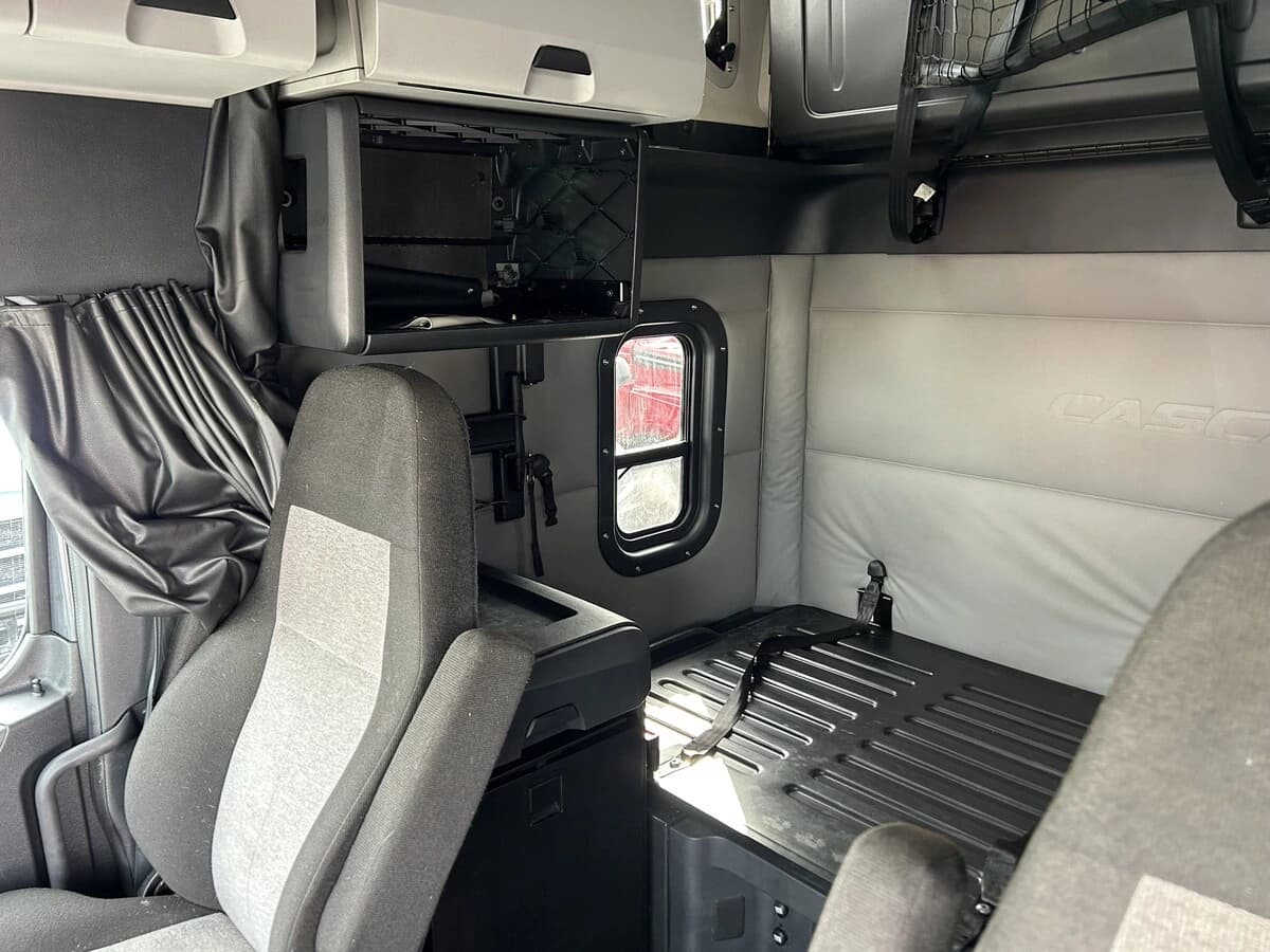 2021 Freightliner Cascadia — photo 8
