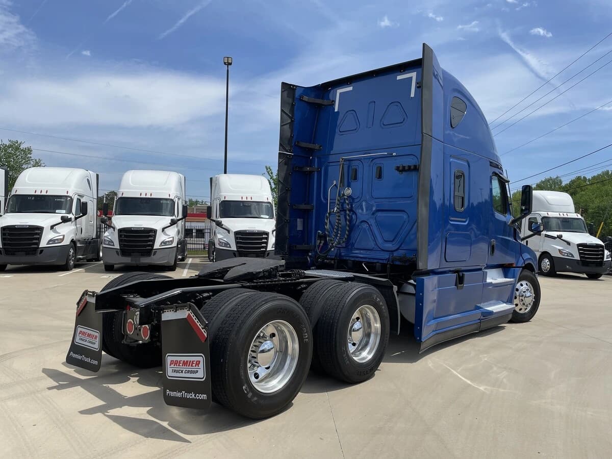 2021 Freightliner Cascadia — photo 7